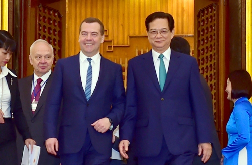 Hai Thủ tướng vui vẻ bước ra khỏi phòng hội đàm. Ảnh: chinhphu.vn