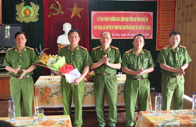 Đại tá Lữ Văn Tường, Phó giám đốc Công an tỉnh tặng hoa và quà chúc chúc mừng