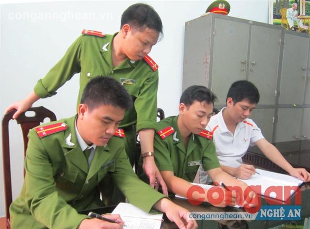  Đội Cảnh sát ĐTTP về TTXH Công an TX Thái Hòa bàn phương án  truy bắt đối tượng trộm cắp tài sản 