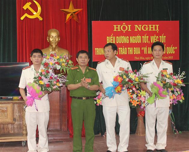 Lãnh đạo Công an thị xã Thái Hòa tặng hoa chúc mừng các tập thể điển hình.