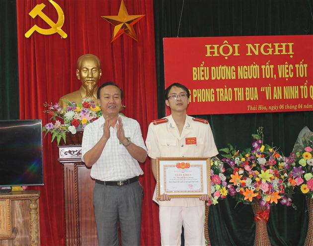 Phó Bí thư Thường trực Thị ủy tặng giấy khen cho Trung úy Nguyễn Xuân Chung  