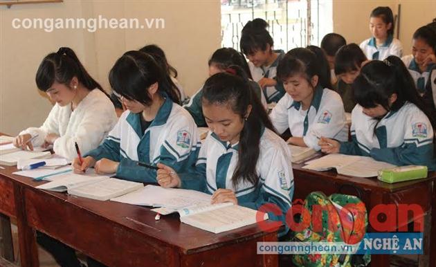 Giờ học ôn thi tốt nghiệp THPT của học sinh lớp 12A1, Trường THPT Đô Lương I, huyện Đô Lương
