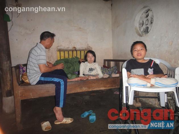 Anh Phong đang chăm sóc người vợ ốm và 2 đứa con tật nguyền