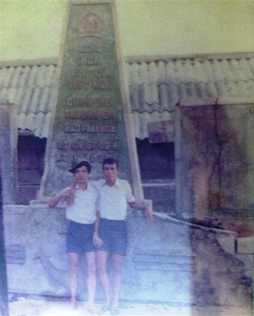 Bác sĩ Nghĩa chụp ảnh lưu niệm cùng đồng đội tại đảo Phan Vinh (ảnh do nhân vật cung cấp)