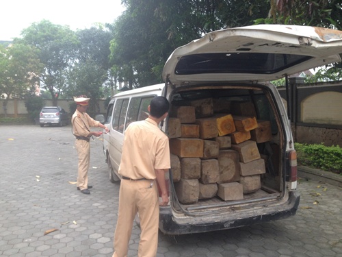 Xe chở gỗ lậu bị bắt giữ