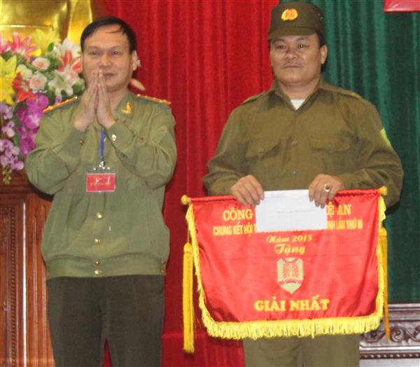 Đồng chí Đại tá Nguyễn Đình Dung, Phó Giám đốc Công an tỉnh trao giải Nhất cho Đội thi Công an xã huyện Nghĩa Đàn