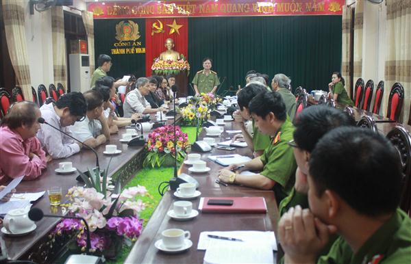 Đại tá Nguyễn Hồng Thái, Giám đốc - Tổng biên tập Nhà xuất bản CAND phát biểu tại buổi giao lưu