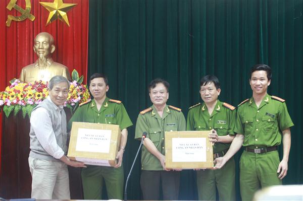 Đại tá Nguyễn Hồng Thái, Giám đốc - Tổng biên tập Nhà xuất bản CAND tặng các tập sách cho CATP Vinh