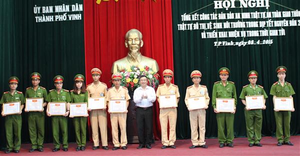 Đồng chí Lê Quốc Hồng, Phó Chủ tịch UBND TP Vinh trao thưởng cho các tập thể, cá nhân có thành tích xuất sắc