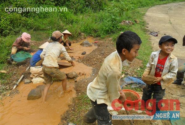 Rất nhiều trẻ em tham gia đào, đãi quặng  tại các mỏ khoáng sản ở huyện Quỳ Hợp