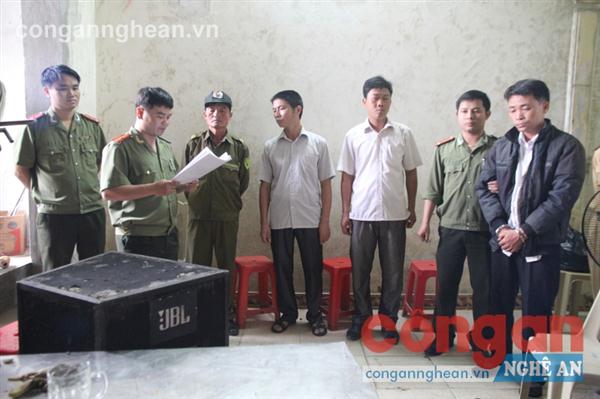 Cơ quan ANĐT đọc lệnh bắt giữ đối tượng tổ chức  đưa người sang Trung Quốc trái phép trong vụ việc