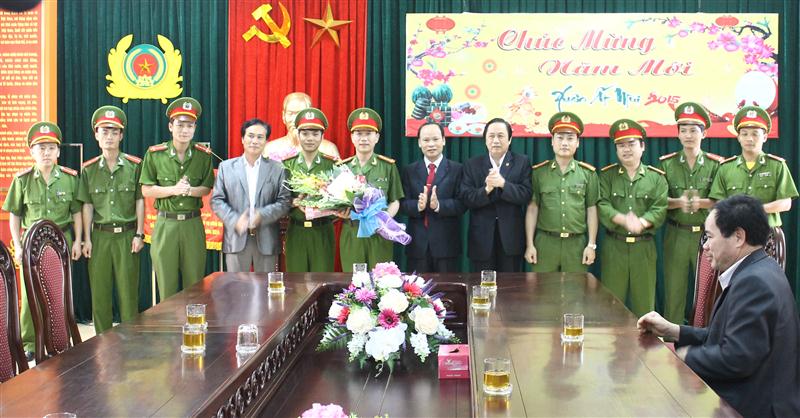 Lãnh đạo Huyện ủy, UBND huyện Hưng Nguyên chúc mừng thành tích xuất sắc                               của Công an huyện sau khi phá thành công một chuyên án phức tạp