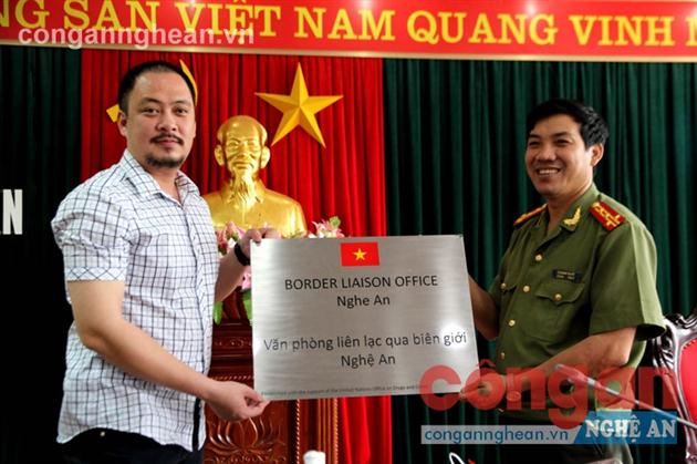 Trao biển hiệu “Văn phòng liên lạc qua biên giới Nghệ An” cho Công an tỉnh Nghệ An sau 4 năm hoạt động