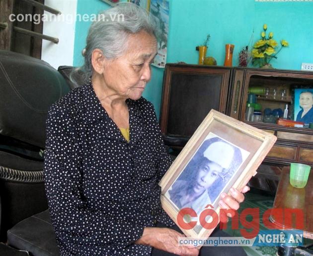 Mẹ Việt Nam anh hùng Tống Thị Hiền bên bức ảnh người con đã hy sinh