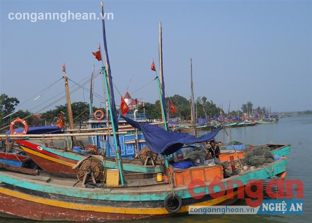 Tàu thuyền vi phạm các hoạt động thủy sản  sẽ bị xử lý nghiêm (ảnh chụp tại xã Diễn Ngọc,  huyện Diễn Châu) 