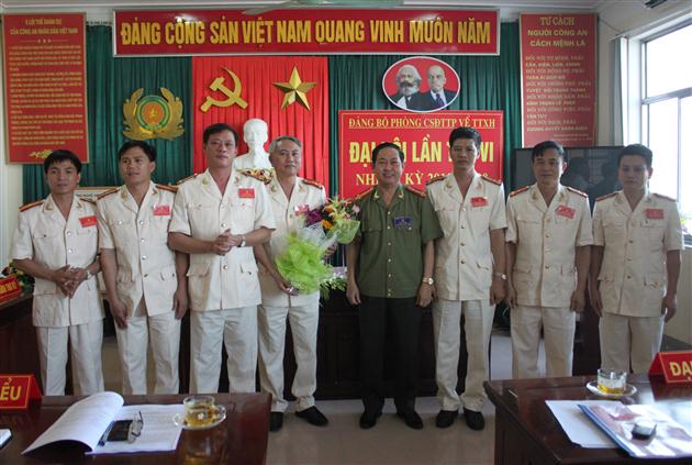 Đồng chí Đại tá Nguyễn Tiến Dần tặng hoa chúc mừng BCH nhiệm kỳ 2015 – 2020