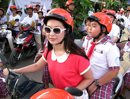 Việc đội mũ bảo hiểm cho trẻ em khi tham gia giao thông đang từng bước được thực hiện nghiêm túc