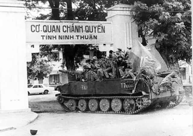 Xe tăng Quân Giải phóng tiến chiếm cơ quan chính quyền tỉnh Ninh Thuận
