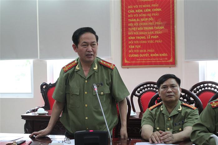 Đại tá Nguyễn Tiến Dần, Phó Giám đốc Công an tỉnh báo cáo tình hình ANTT trên địa bàn tỉnh