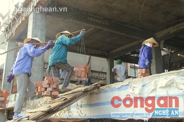 Một trong những công việc thường ngày của phụ nữ cửu vạn làng Mai Lộc