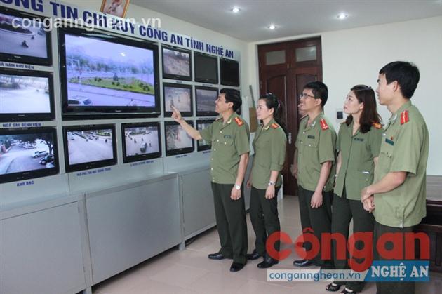 Đồng chí Đại tá Lê Khắc Thuyết, Trưởng phòng Tham mưu chỉ đạo               Trung tâm Chỉ huy Công an tỉnh kiểm tra ATGT trên các tuyến đường qua mạng