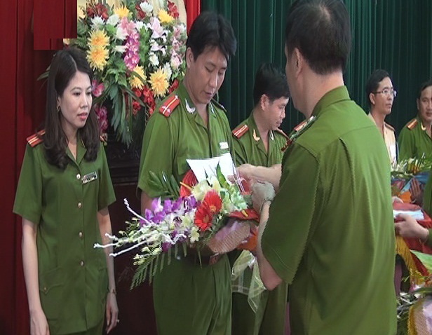 Đồng chí Đại tá Trần Ngọc Tú,  Trưởng Công an TP Vinh khen thưởng  cho các tập thể, cá nhân điển hình