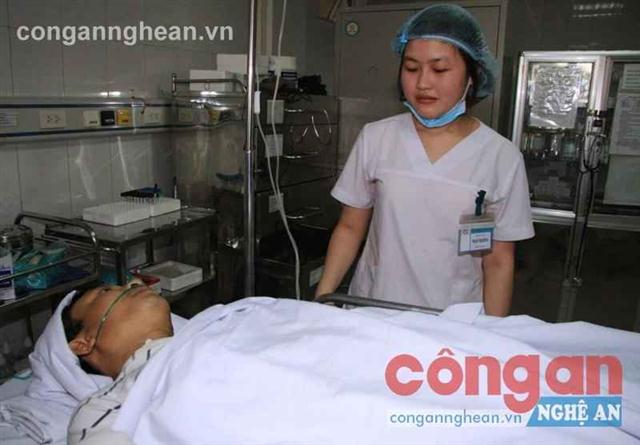 Điều dưỡng Phạm Thị Hồng chăm sóc bệnh nhân                    được mình cho máu tại Bệnh viện 115 Nghệ An  - Ảnh N.A