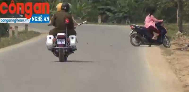Một phụ nữ không đội MBH, quay đầu xe máy tránh vào đường làng khi gặp CSGT tuần tra