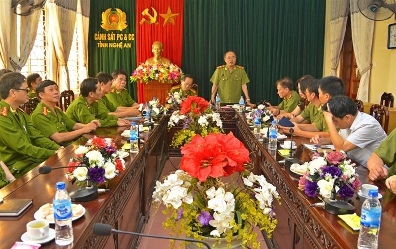 Trung tướng Bùi Bá Định - Phó Tổng cục trưởng Tổng cục Chính trị phát biểu tại buổi làm việc