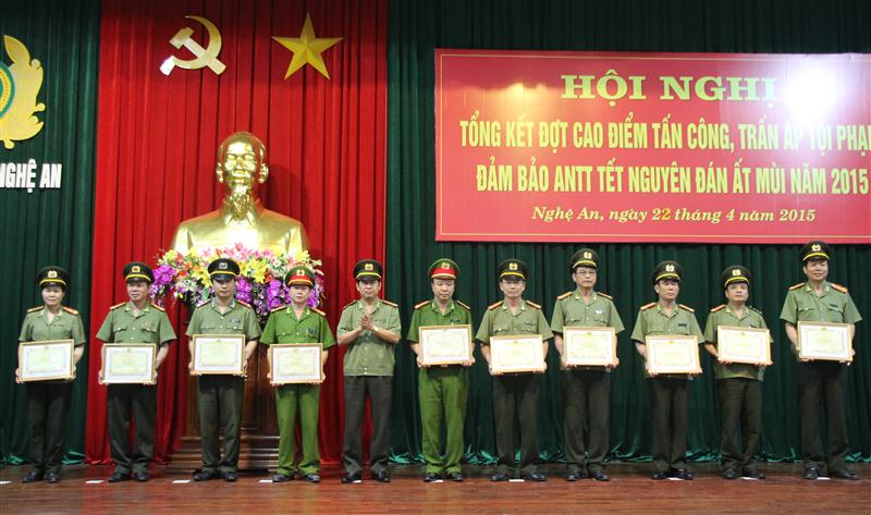 Đại tá Nguyễn Tiến Dần, Phó Giám đốc Công an tỉnh trao giấy khen của Giám đốc Công an tỉnh cho các tập thể có thành tích xuất sắc