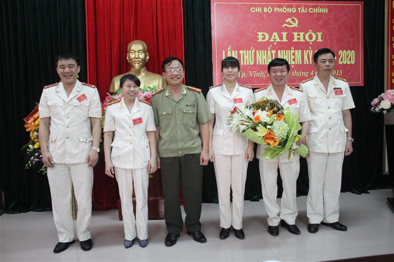 Đại tá Hồ Văn Tứ, Phó Giám đốc Công an tỉnh chúc mừng Ban chấp hành chi bộ