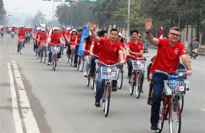 Đoàn đạp xe diễu hành trên các con đường của Thành phố