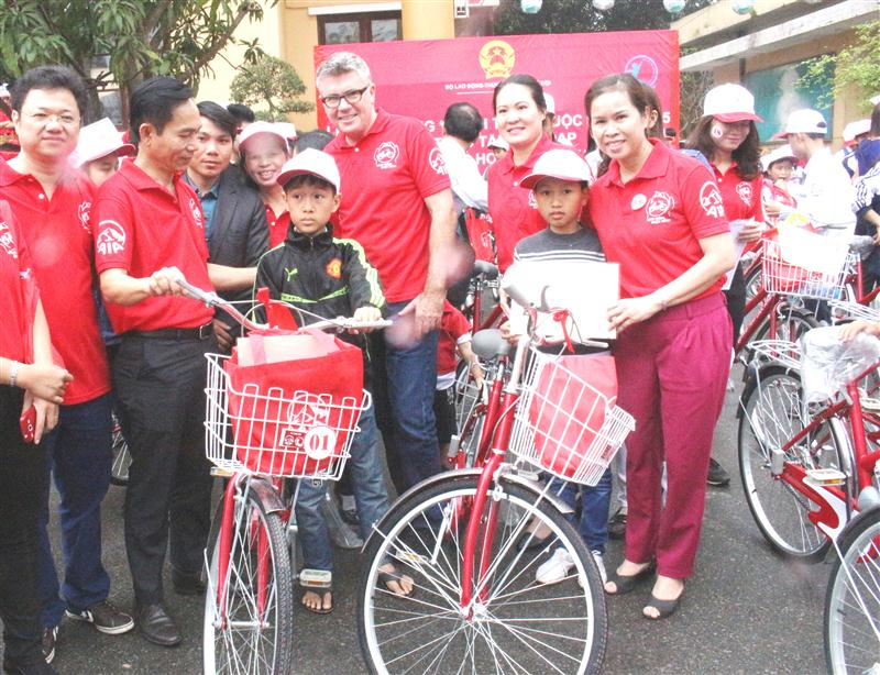  Tổng Giám đốc AIA Việt Nam và các nhà tài trợ trao tặng xe đạp cho trẻ em