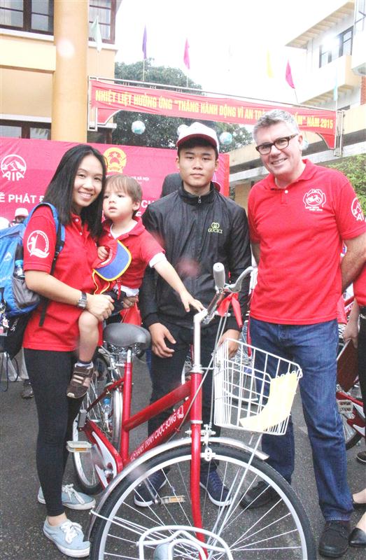 Vợ chồng Tổng Giám đốc AIA Việt Nam và Ban Lãnh đạo AIA Việt Nam tận tay trao tặng xe đạp cho 50 trẻ em