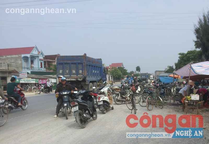 Chợ họp tràn ra đường Nguyễn Trãi, đoạn qua phường Quán Bàu, TP Vinh gây mất an toàn giao thông