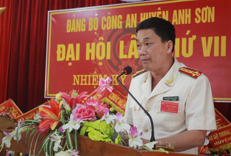 Đại tá Nguyễn Mạnh Hùng, Trưởng Công an huyện báo cáo kết quả Đảng bộ nhiệm kỳ qua