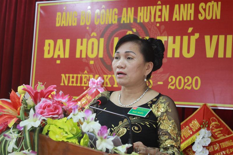 Đồng chí Võ Thị Hồng Lam, Chủ tịch UBND huyện phát biểu tại Đại hội