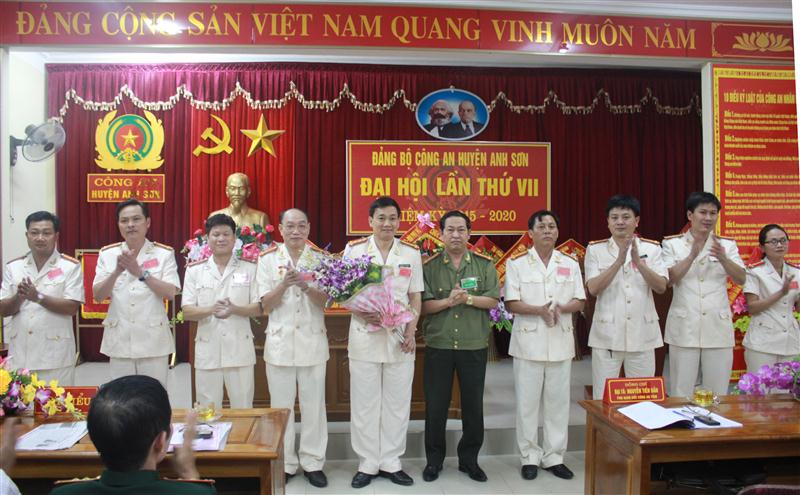 Đại tá Nguyễn Tiến Dần, Phó giám đốc Công an tỉnh tặng hoa chúc mừng BCH Đảng bộ Công an huyện