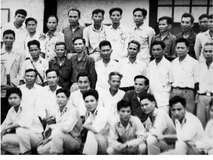 Giám đốc Công an tỉnh Nghệ An chụp ảnh lưu niệm với CBCS  chi viện cho chiến trường Nam Bộ - Ảnh tư liệu
