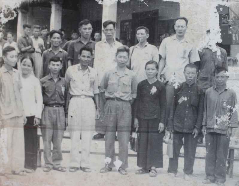 Anh hùng LLVT  nhân dân Nguyễn Văn Tạo (ngoài cùng bên trái, hàng đầu) trong đội hình các Anh hùng LLVT nhân dân cả nước thời kỳ chống Mỹ Ảnh tư liệu