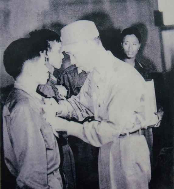 Đại tá Nguyễn Đình Kiệp đón nhận danh hiệu  Anh hùng LLVTND năm 1975 (Ảnh do nhân vật cung cấp)
