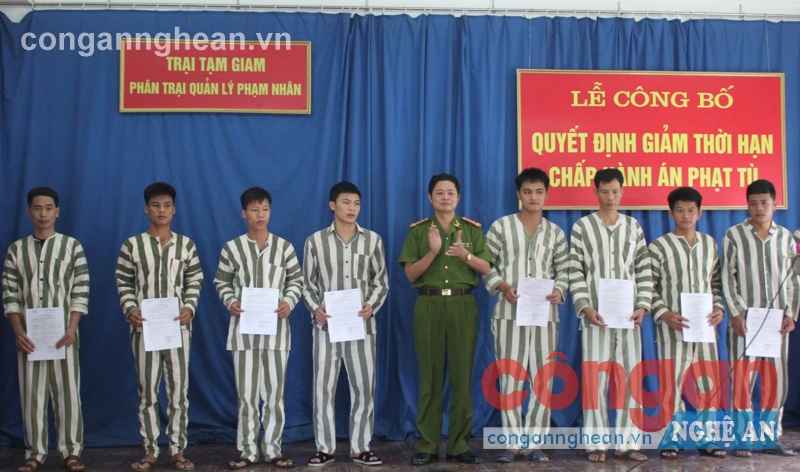 Đồng chí Đại tá Trần Sỹ Phàng, Giám thị Trại tạm giam  trao quyết định đặc xá cho các phạm nhân