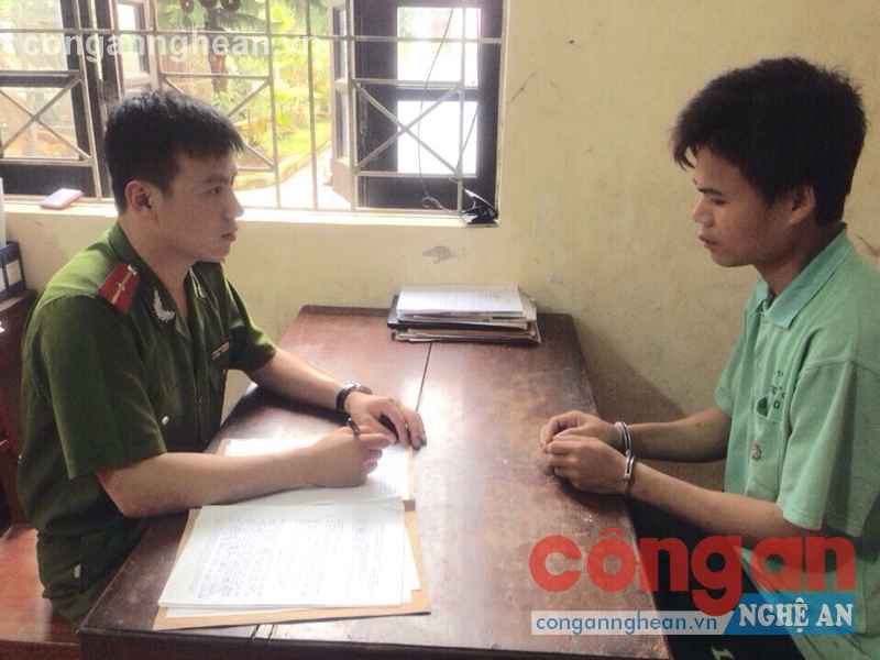 Cán bộ Công an huyện Quế Phong lấy lời khai của đối tượng phạm tội