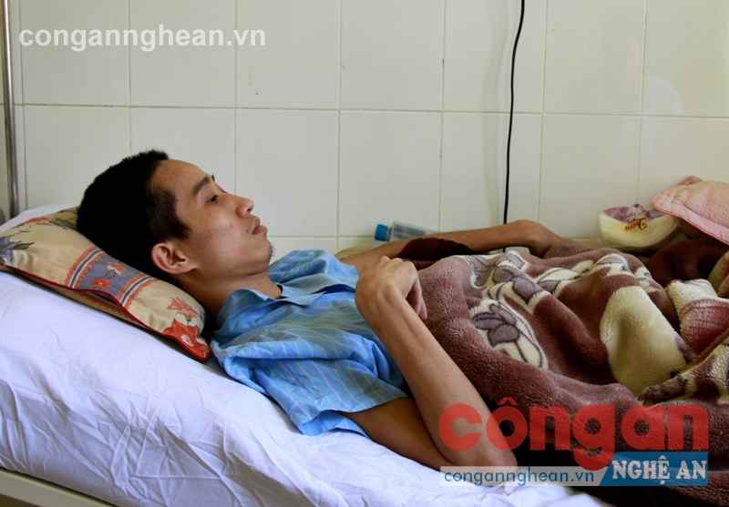 Anh Hà đang điều trị tại bệnh viện sau sự cố sập đá làm liệt nửa người