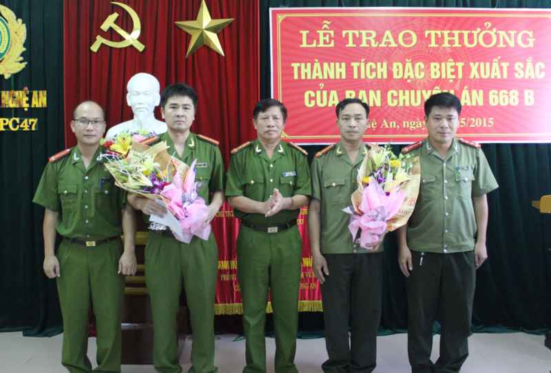 Đại tá Lữ Văn Tường, Phó Giám đốc Công an tỉnh trao thưởng Ban chuyên án