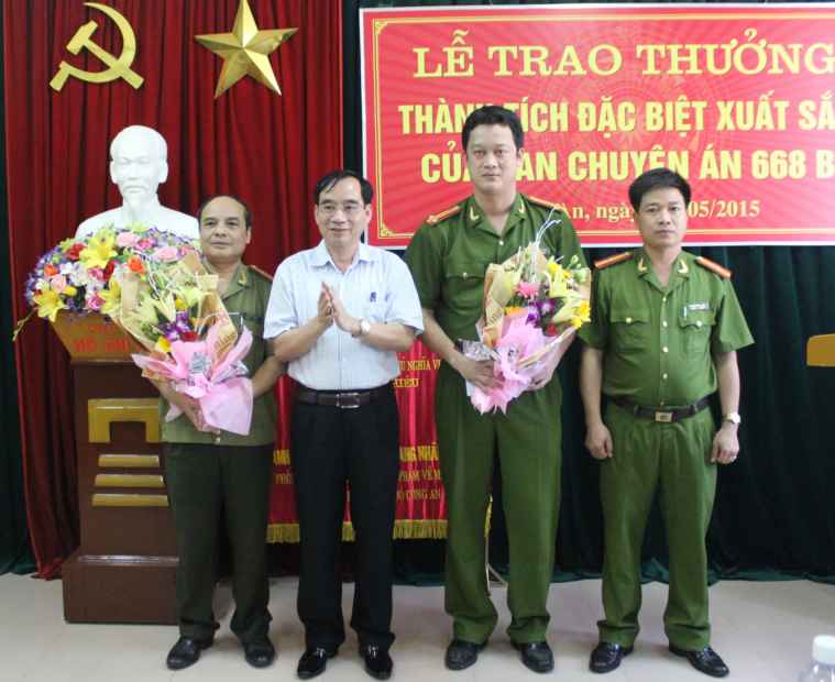 Đồng chí Hoàng Viết Đường trao thưởng cho đại diện Ban chuyên án