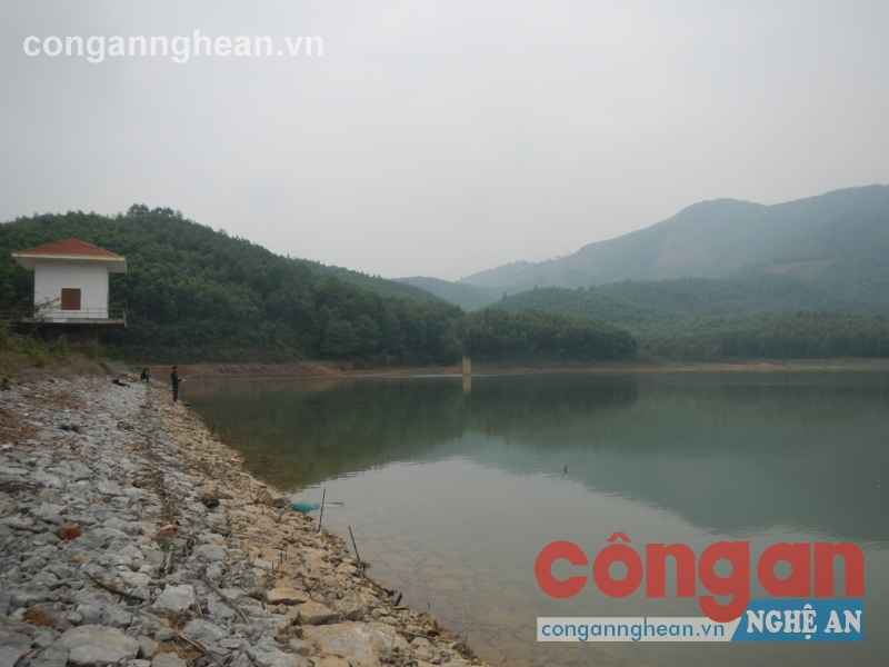 Thời tiết khô hạn khiến mực nước tại nhiều hồ đập ở Nghệ An xuống thấp