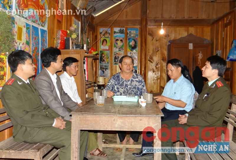 Đại uý Quang Văn Tân (ngoài cùng bên phải) cùng đồng đội tuyên truyền pháp luật cho bà con dân tộc thiểu số tại xã Na Ngoi, huyện Kỳ Sơn