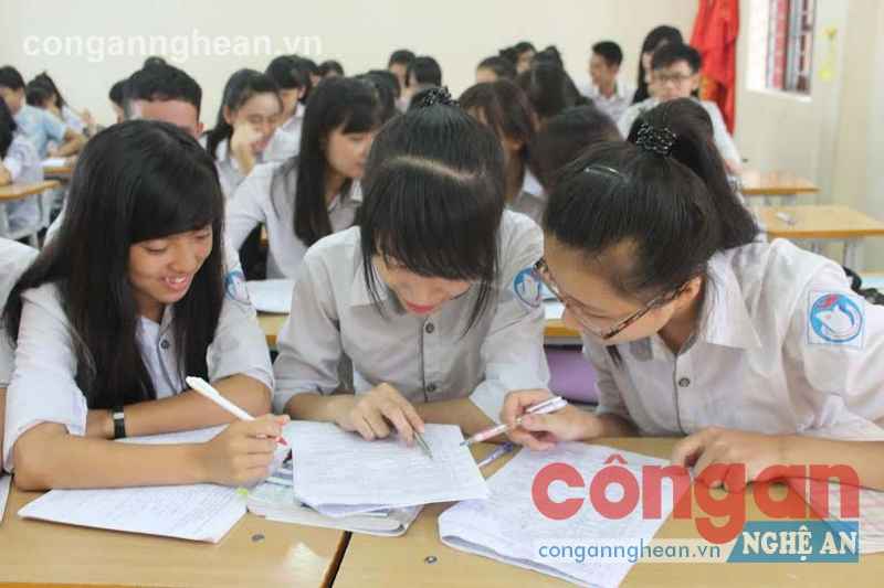 Học sinh lớp 12, Trường THPT Lê Viết Thuật, TP Vinh đang trao đổi về kỳ thi THPT quốc gia