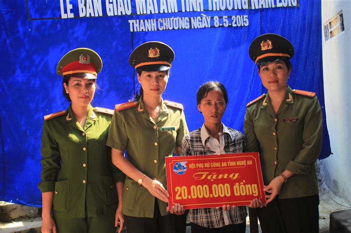 Hội Phụ nữ Công an tỉnh trao tặng 20 triệu đồng hỗ trợ xây nhà cho chị Chung